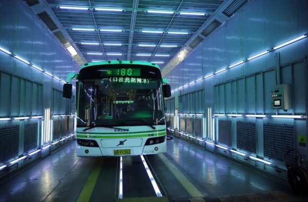 La luz ultravioleta desinfecta el autobús del transporte público.